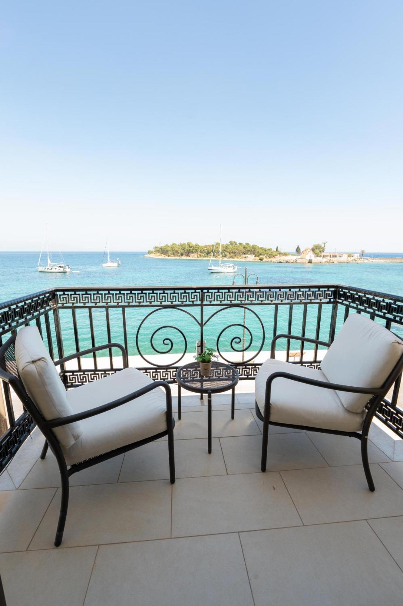 La Boheme Hotel Gythio Bagian luar foto