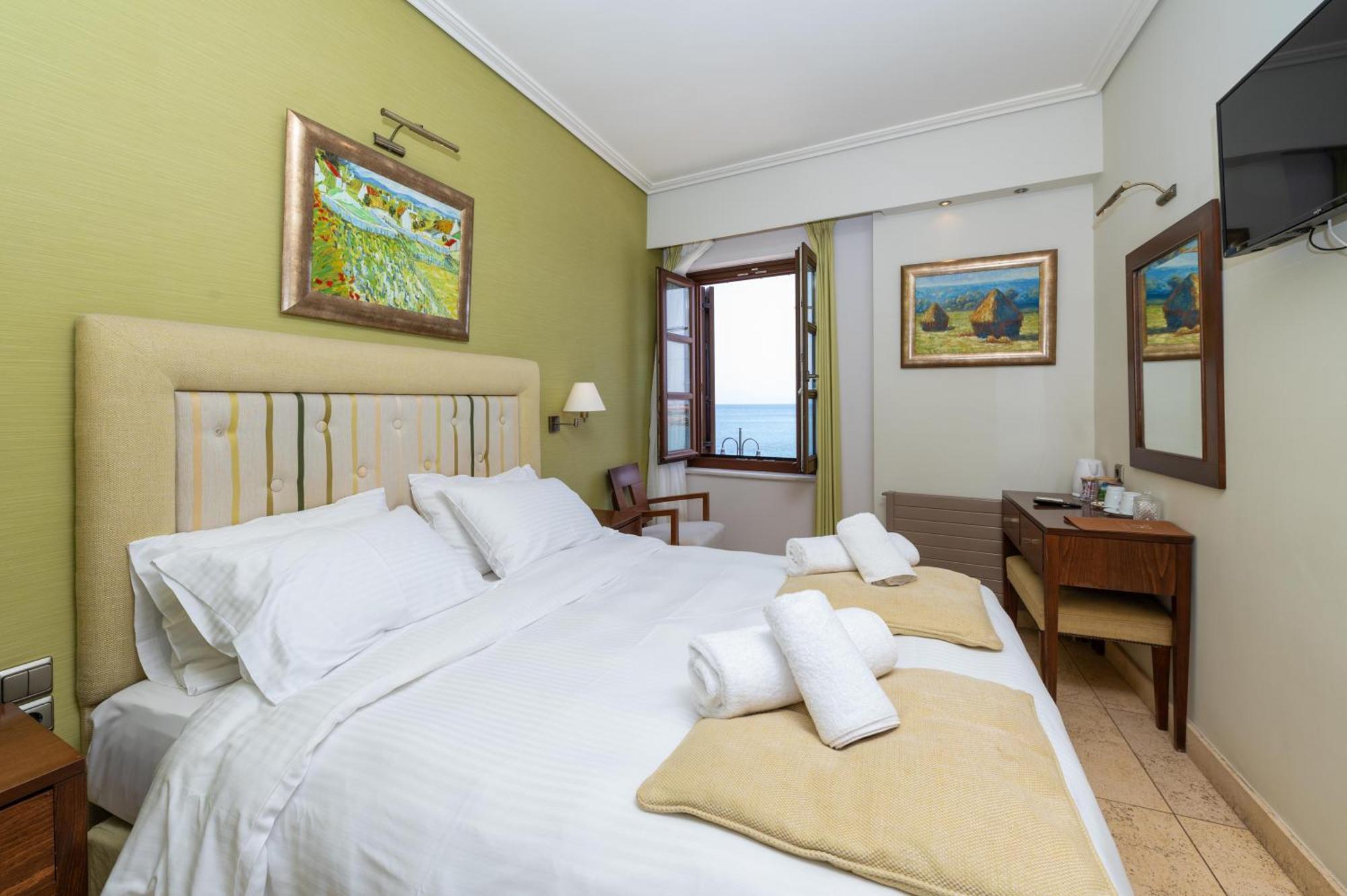 La Boheme Hotel Gythio Bagian luar foto