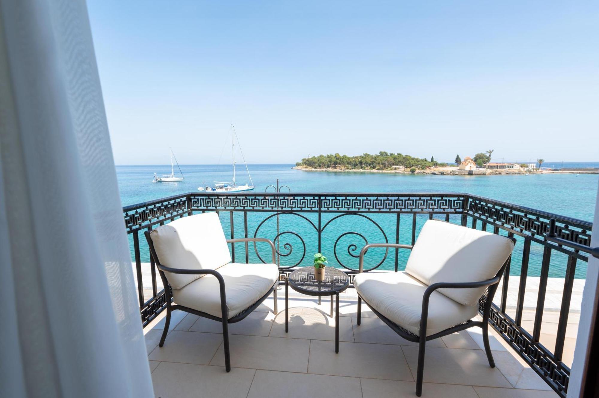 La Boheme Hotel Gythio Bagian luar foto