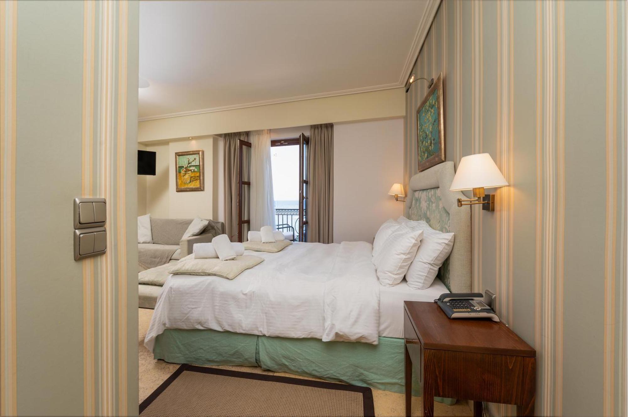 La Boheme Hotel Gythio Bagian luar foto