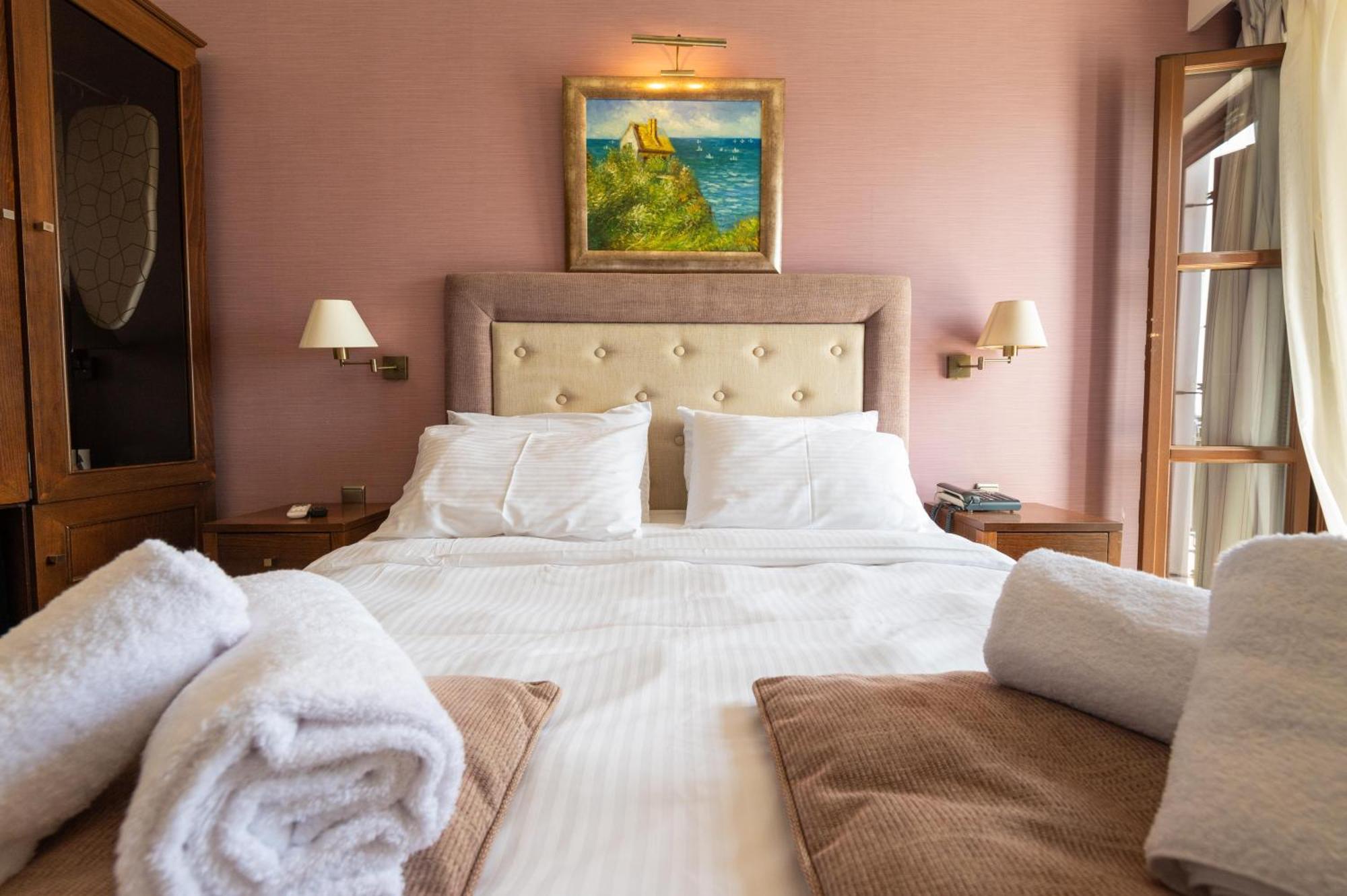 La Boheme Hotel Gythio Bagian luar foto
