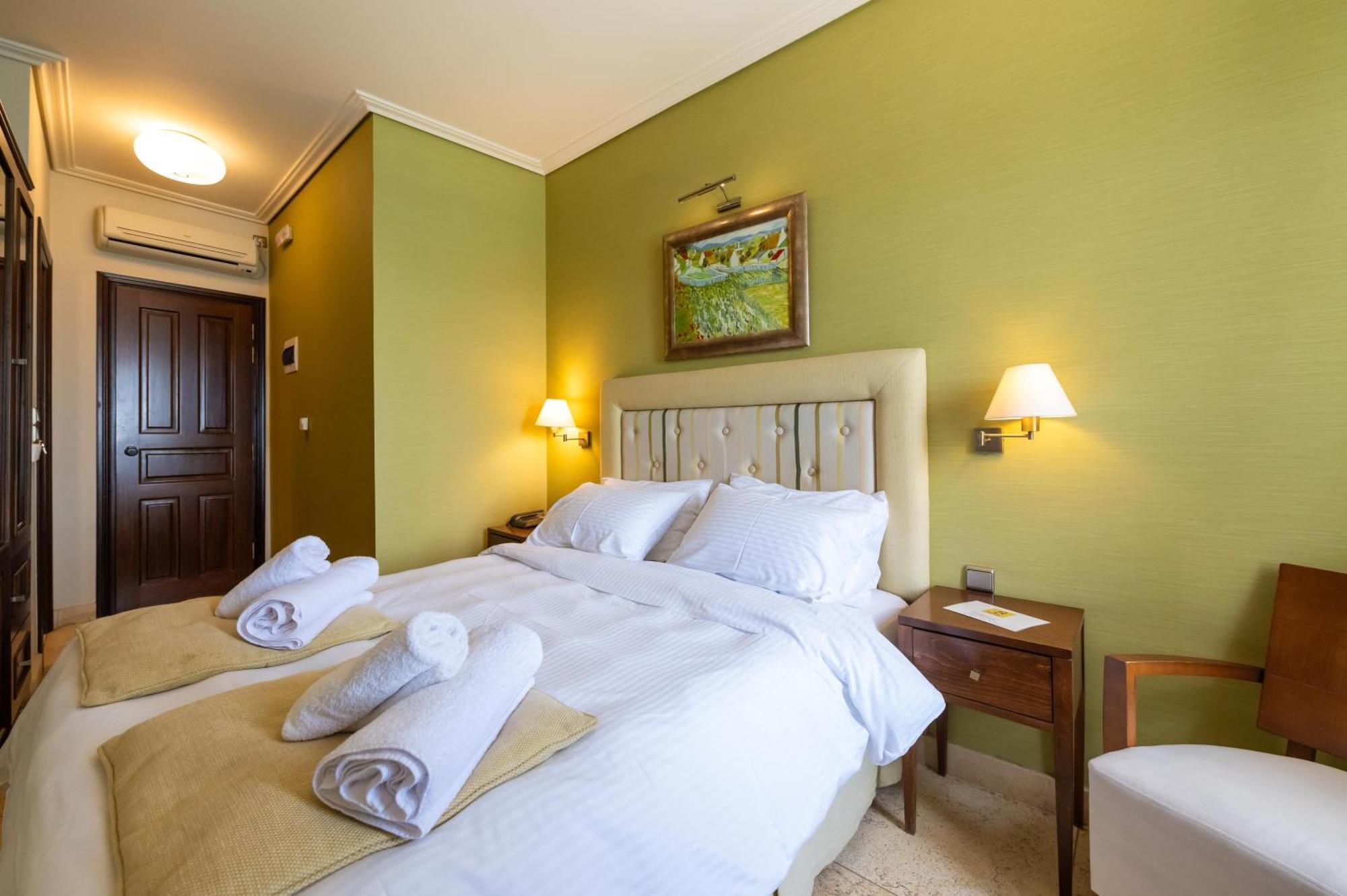 La Boheme Hotel Gythio Bagian luar foto