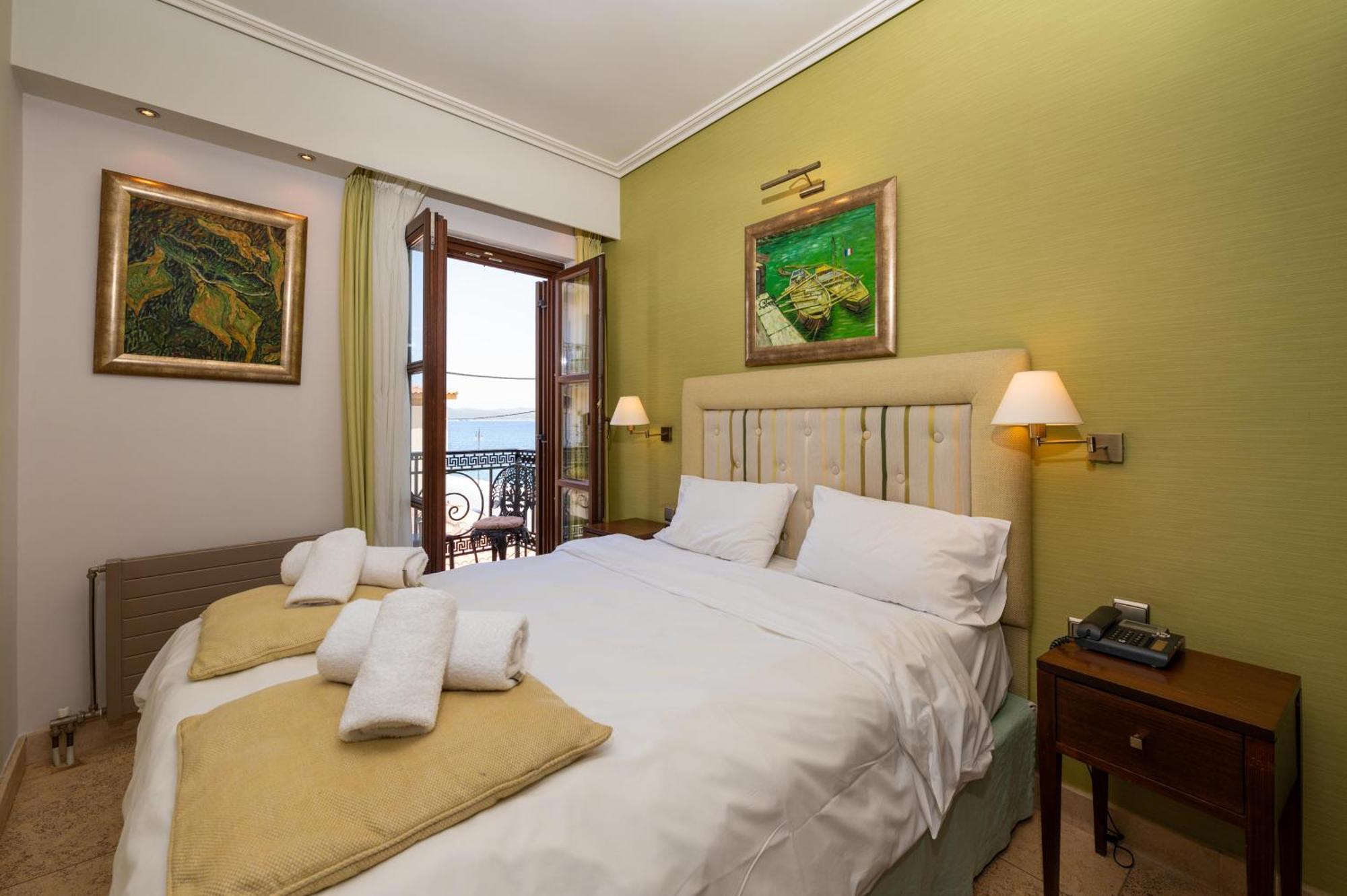 La Boheme Hotel Gythio Bagian luar foto