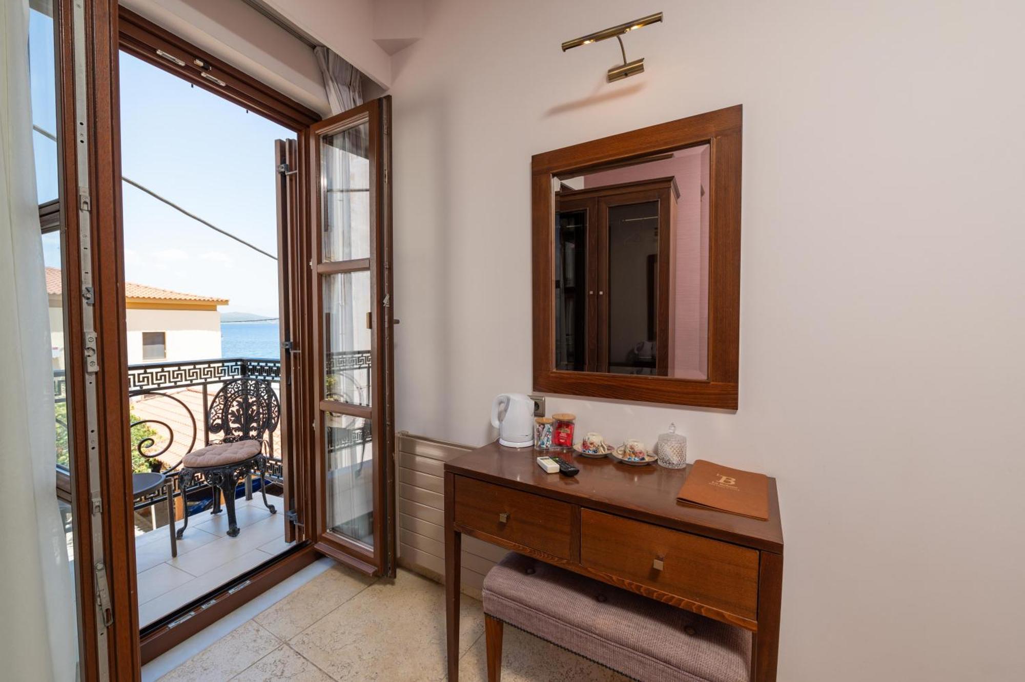 La Boheme Hotel Gythio Bagian luar foto